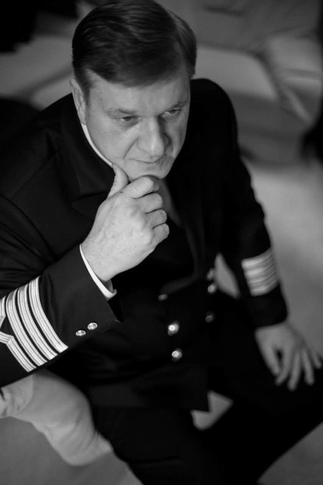 pogrebeckij's tweet photo. 🫡 Під час атаки на танкер MENTOR 23 вересня загинув капітан Олексій Сидорук. Дружина моряка розповіла про останні хвилини життя чоловіка, який укрив команду в безпечному місці і залишився на містку.

🚢 За словами Ірини Сидорук, життя Олексія – це історія людини з понад 40-річним морським досвідом, проникливого, педантичного та професійного капітана, для якого безпека команди завжди була на першому місці.

💥 До того фатального рейсу танкер і весь екіпаж вже пережили кілька атак "шахедів" і дві пожежі, частина команди відмовилася виходити в море, однак капітан все ж вивів судно. Тої ночі MENTOR знову атакували. Олексій наказав команді спуститися в безпечне місце. Коли здавалося, що небезпека минула, він самотужки піднявся на місток, і в цей момент "шахед" влучив у надбудову.

🦺 Екіпаж тієї ж ночі евакуювали рятувальники, але доля капітана довгий час залишалася невідомою.

◾️ Через постійні атаки ніхто не міг піднятися на борт судна, і лише через 17 годин морпіхи констатували смерть Олексія. Ще через 11 днів рятувальники, нарешті, змогли дістати тіло з понівечених елементів конструкції судна.

🕯 Прощання з Олексієм Сидоруком відбудеться о 12:00 6 жовтня на Таїровському кладовищі в Храмі Всіх Святих.