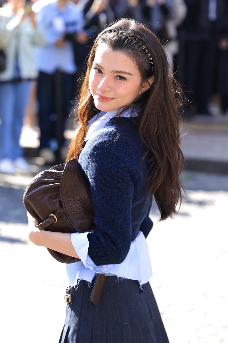 eleva_official's tweet photo. น่ารักสดใส "เบ็คกี้ รีเบคก้า" กับลุคคุณหนูฟรอนต์โรว์ ในฐานะแขกคนสำคัญของแบรนด์ เข้าร่วมชมแฟชั่นโชว์คอลเลกชั่น Miu Miu Spring/Summer 2027 ณ Paris Fashion Week   

#MiuMiuSS27 #MiuMiu
#MiuMiuSS27xBecky 
#MiuMiuPFWxBecky 
#beckysangels #BeckyArmstrong
#ÉLEVA https://t.co/squJSBt4Qt