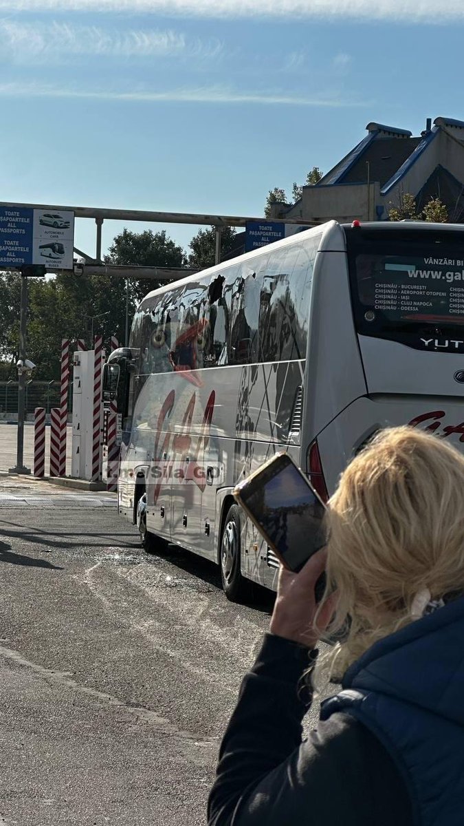 GlushkoDenys's tweet photo. ⚡️ RUSSIAN STRIKE HITS PASSENGER BUS NEAR MOLDOVAN BORDER, INJURES BORDER GUARD, according to Moldovan media.

A Moldovan border guard was injured, and the bus was damaged. The border crossing has been temporarily closed, with traffic toward the checkpoint suspended. https://t.co/7eBau0E3Cl