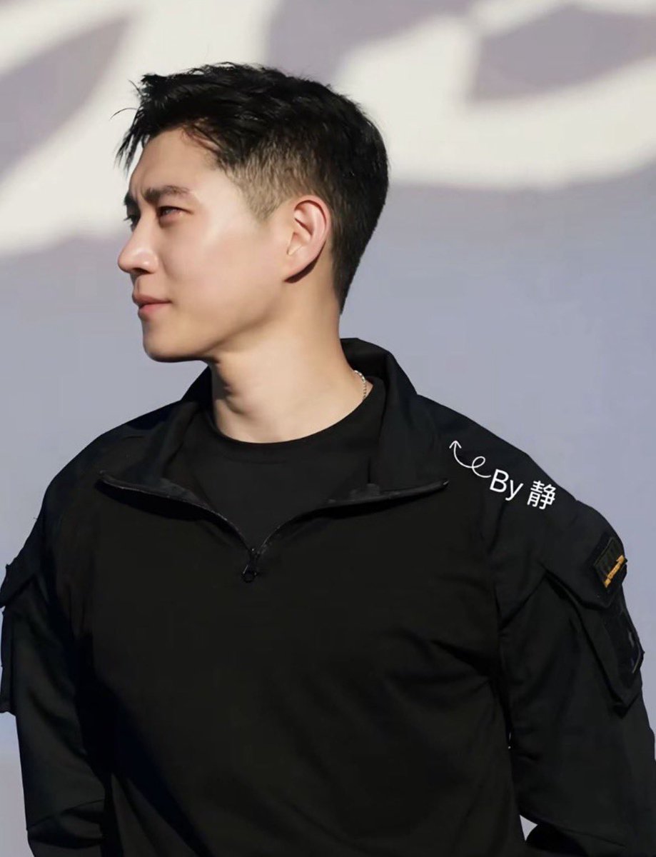 Victoriazuhv's tweet photo. I think we finally figured out what was missing with Kim Young-dae because this hairstyle suits him so much he looks ridiculously good 

When he comes back from the military, I need him to keep this hair. Korea please let the bangs go and give the men hairstyles like this instead because this is what a certified heartthrob looks like