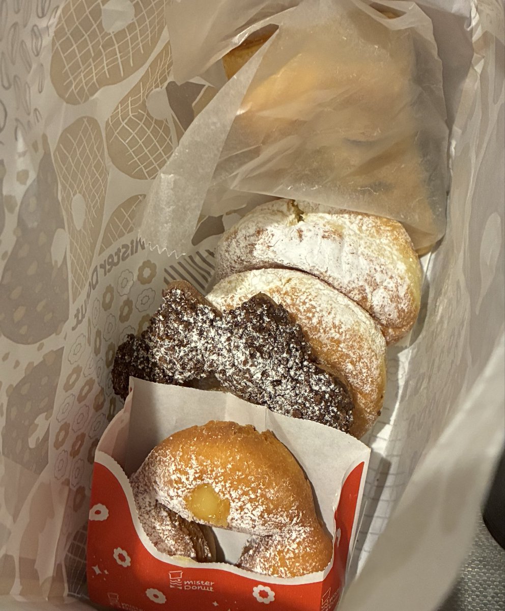 TetsuyaUta79's tweet photo. 新発売のポンデザクショコラと
ビーフシチューパイと
さつまいものとろり塩バターてやつ🍩
美味しそうやろ(？) https://t.co/oiZUe3TfNj