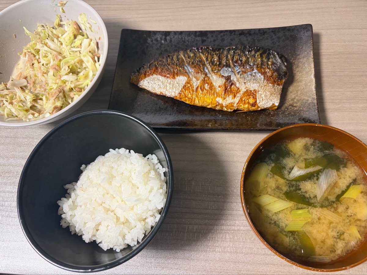 urutoragaru's tweet photo. ダイエット飯企画1日目

ツナキャベツサラダ
鯖(サンマ無かった)
白米120ｇ
ネギとわかめのお味噌汁

 #脱デブ虎がーる https://t.co/fIOYuJjEPd