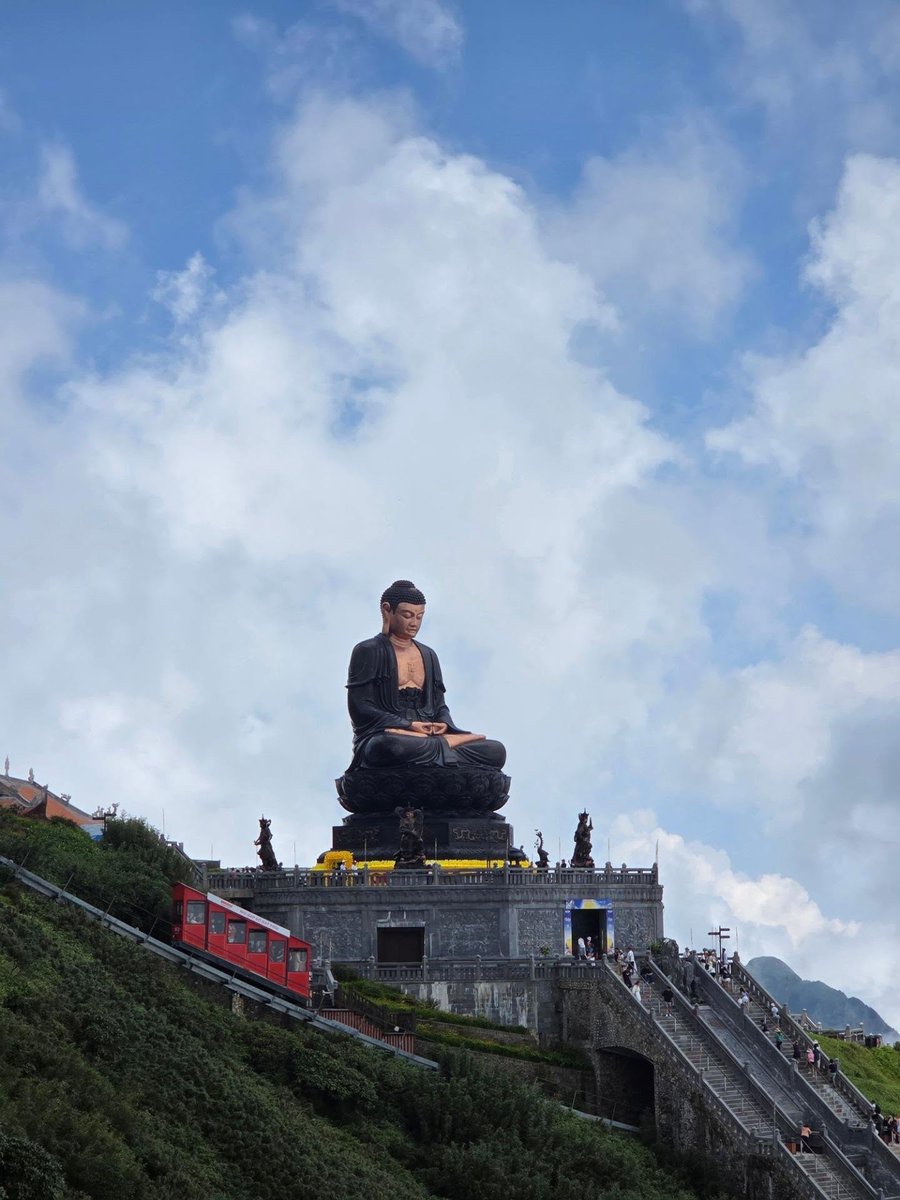 JonhNBAFullTeam's tweet photo. I climbed to the top of Indochina to meet my seniors. https://t.co/qyZVEhR9ms