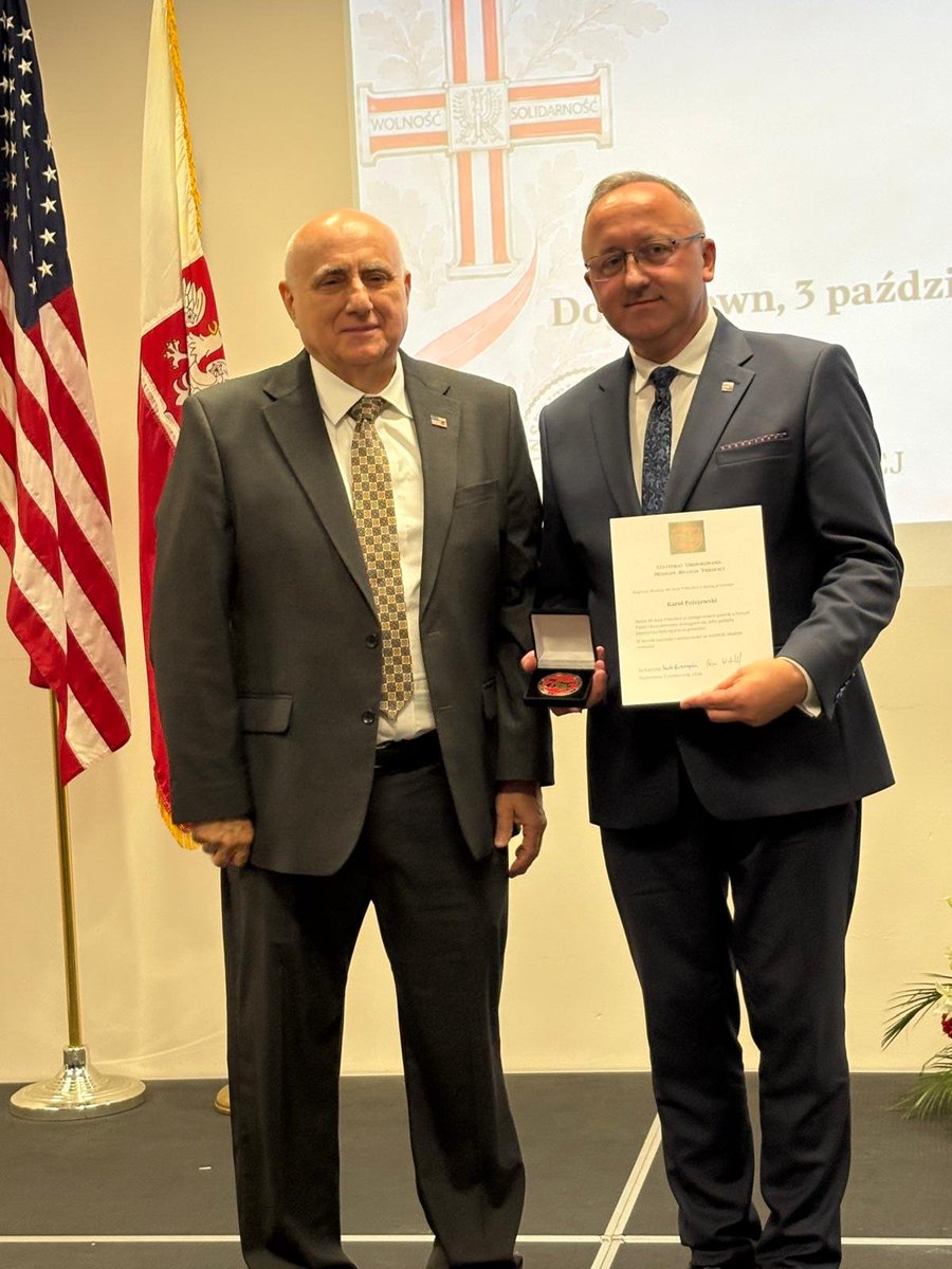 mark34r's tweet photo. Podczas Spotkania Dam i Kawalerow Krzyza Wolnosci i Solidarnosci w Amerykanskiej Czestochowie 3 pazdziernika 2026 Karol Polejowski otrzymal Medal 40-lecia Videofact.

Certificat Uhonorowania Medalem 40-lecia Videofact stwierdza, ze Karol Polejowski otrzymal ten Medal za pielegnowanie prawdy o historii Polski i konsekwentne domaganie sie, zeby polityka historyczna byla oparta na prawdzie.