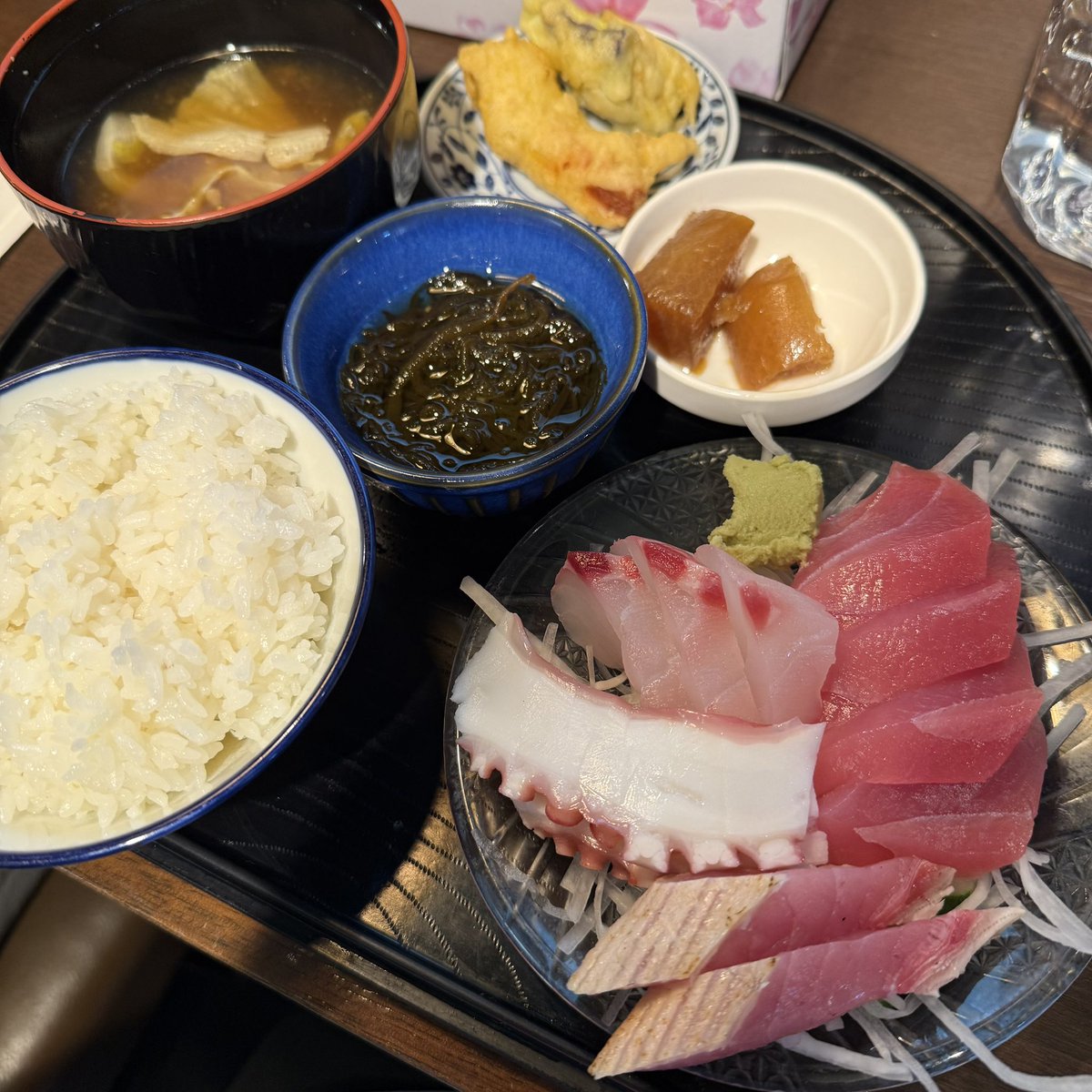 nariz94028832's tweet photo. 【刺身がドーン‼️分厚い鮮魚＆充実小鉢の満足ランチ in 那覇・久米】

店名　鮮魚ふくむら
料理　さしみ定食

鮪やタコ、白身など新鮮なお刺身が分厚く
盛られて食べ応えバッチリ💕
あら汁、沖縄天ぷら、もずく酢、煮物まで
付いてお得感も◎
鮮魚店ならではの大満足ランチでしたよ〜

まーさん🙏 https://t.co/41UUvJGLjn