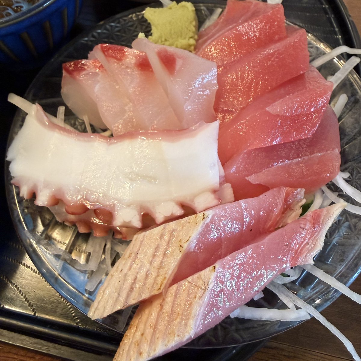 nariz94028832's tweet photo. 【刺身がドーン‼️分厚い鮮魚＆充実小鉢の満足ランチ in 那覇・久米】

店名　鮮魚ふくむら
料理　さしみ定食

鮪やタコ、白身など新鮮なお刺身が分厚く
盛られて食べ応えバッチリ💕
あら汁、沖縄天ぷら、もずく酢、煮物まで
付いてお得感も◎
鮮魚店ならではの大満足ランチでしたよ〜

まーさん🙏 https://t.co/41UUvJGLjn