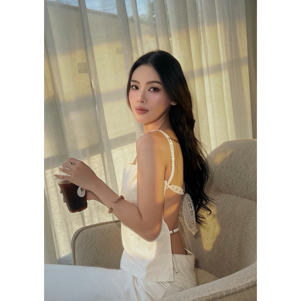 NGCH3344's tweet photo. Olivia top แบรนด์ amilycho สีขาว - 320 บาท https://t.co/iayQAnaFj6