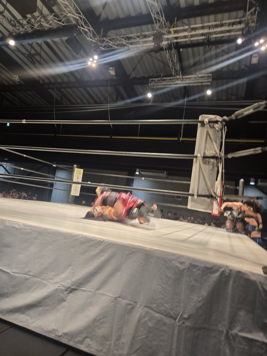 tosshana's tweet photo. アップされてからずっと気になってたから呟いてみた😆

9月27日のプロレスリングWAVE大阪大会の試合結果の第1試合‼️

スクランデルって何やろ🤔多分、スクランブルだろう🙄

勝者:青本いつ希選手🤔多分、青木いつ希選手だろう🙄

パートナー:関口期選手🤔多分、関口翔選手だろう🙄

あえてなのか、ただ間違ってしまっただけなのかすごく気になってしまいました😅

上手く撮れてないですけど当日の写真を添えて

 #プロレスリングWAVE
 #176BOX大阪大会
 #第1試合
 #青木いつ希選手
 #関口翔選手
 #炎華選手 
 #ZONES選手
 #あえてなのか間違いなのか