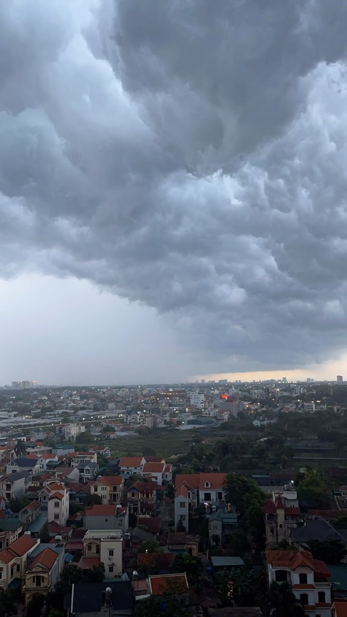 luisferjudith's tweet photo. Thunderstorm rolling over Hanoi. https://t.co/SFVGsFOao6