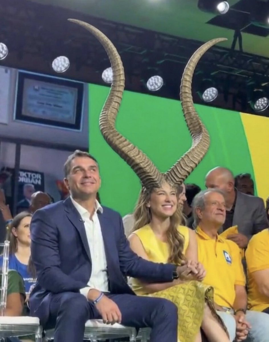 Vricnus's tweet photo. @ZAMENZA Ela lustrou o chifre pra aparecer na maior emissora e tava ansiosa ué. https://t.co/GZzAZsz4d9
