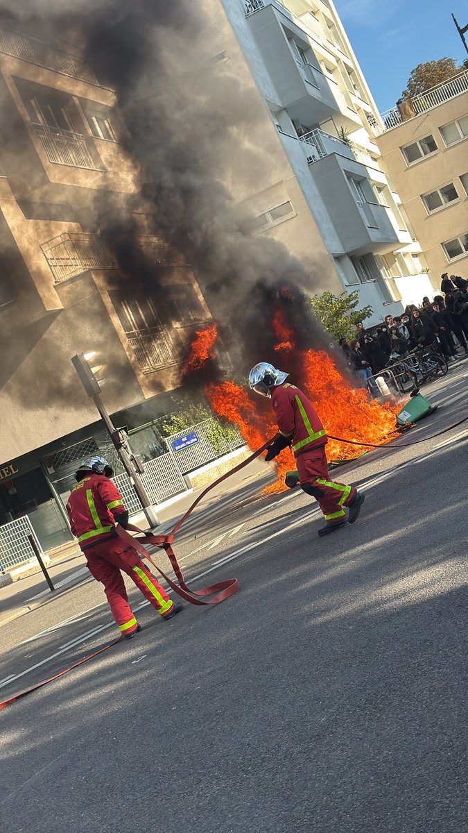 ZAWATZz's tweet photo. rue secretan Paris 19eme #ManifestationsLycéennes #paris #Lycéens #BlocusLycées https://t.co/sH9DREuprt