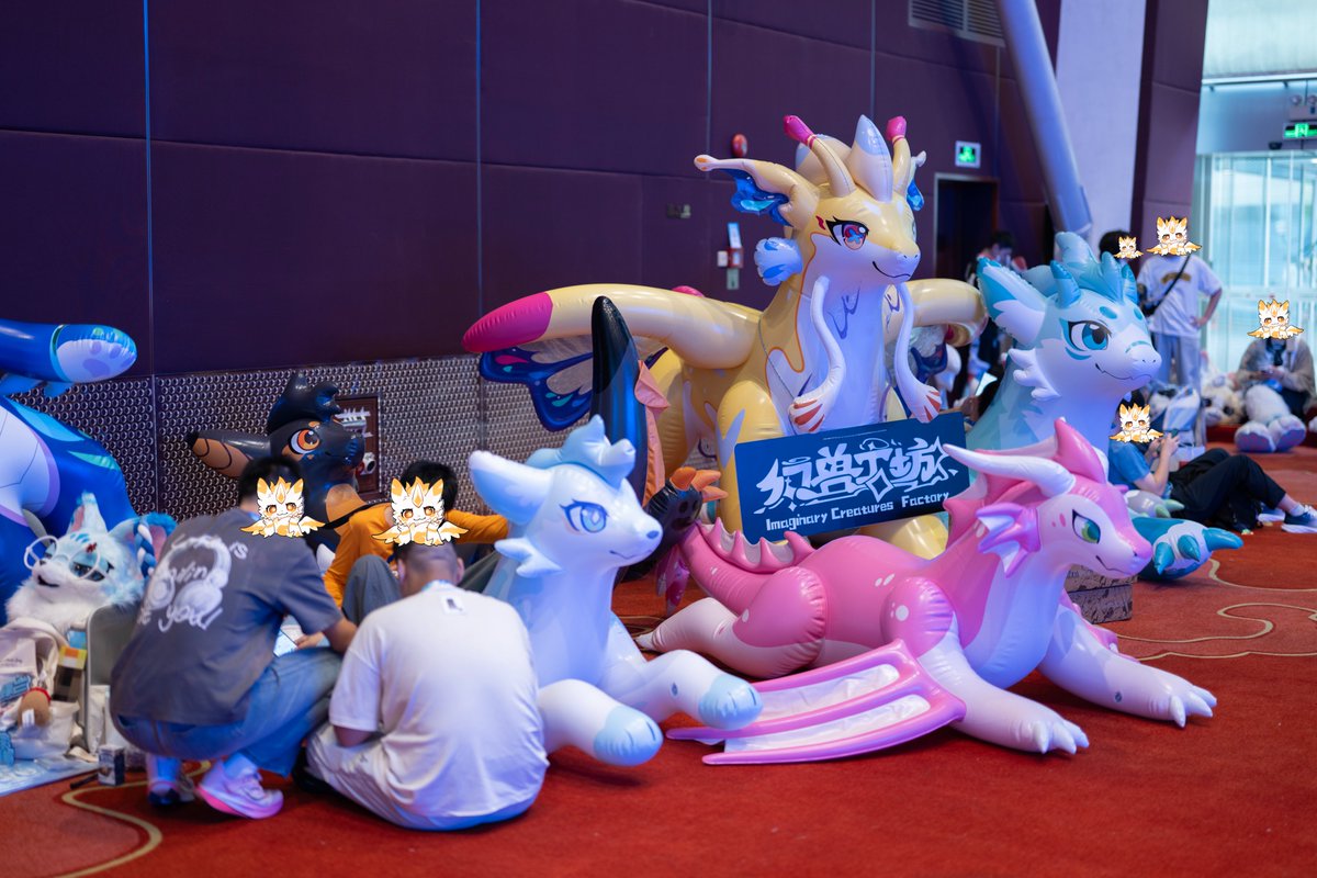 FactoryCreature's tweet photo. ICF ✕ Hi Furry 🐾

We brought our big guys to Hi Furry — snuggles, hugs, chats! The showcase went great!

Big surprise: we've teamed up with @_SiyaStudio_（三牙社）! The "Obsidian Dragon" from *Dracogenesis*（飞龙秘境） is now a giant inflatable dragon!

Photos below ~ https://t.co/nq9lRhRN6Z