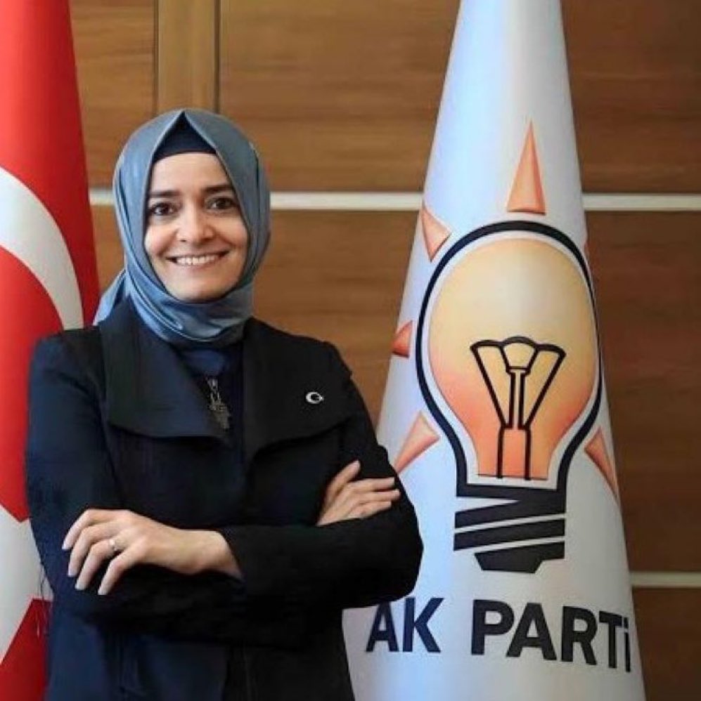 soylentihaber's tweet photo. Fatma Betül Sayan Kaya’nın bütün akrabalarının kamuda üst düzey yerlere atandığı ortaya çıktı:

• Kuzenler Ebubekir Erşad Aydın, Bilgi Teknolojileri ve İletişim Kurumu’nda mimar,

• Suat Koroğlu BTK GSM Departmanı’nda,

• Zeynep Sinem Aydın da BTK’da yönetici,

• Bir diğer kuzen Emir Ensar Aydın da 2021’de Enerji Bakanlığında mühendis olarak göreve başladı.

• Eski Bakan Kaya’ın kardeşi Ömer Fatih Sayan, Ocak 2014’te BTK’ya Kurul Üyesi, Ağustos 2015- Temmuz 2018 arasında ise BTK Başkanı oldu.

• Kaya’nın kız kardeşi Ayşe Hilal Sayan Koytak da Aile ve Sosyal Politikalar Bakanlığı’nda Müsteşar Yardımcılığı görevinde bulundu.

• Daha sonra Kuveyt ve Bahreyn Büyükelçisi oldu. Diplomatik kariyeri ve eğitimi olmadığı halde Helsinki’de Büyükelçilik yaptı.

• Ayşe Hilal Sayan Koytak’ın eşi, Fatma Betül Sayan Kaya’nın eniştesi Enes Koytak da ise TÜRKSAT’ta araştırmacı sıfatıyla çalıştı. (Sözcü - Deniz Ayhan)