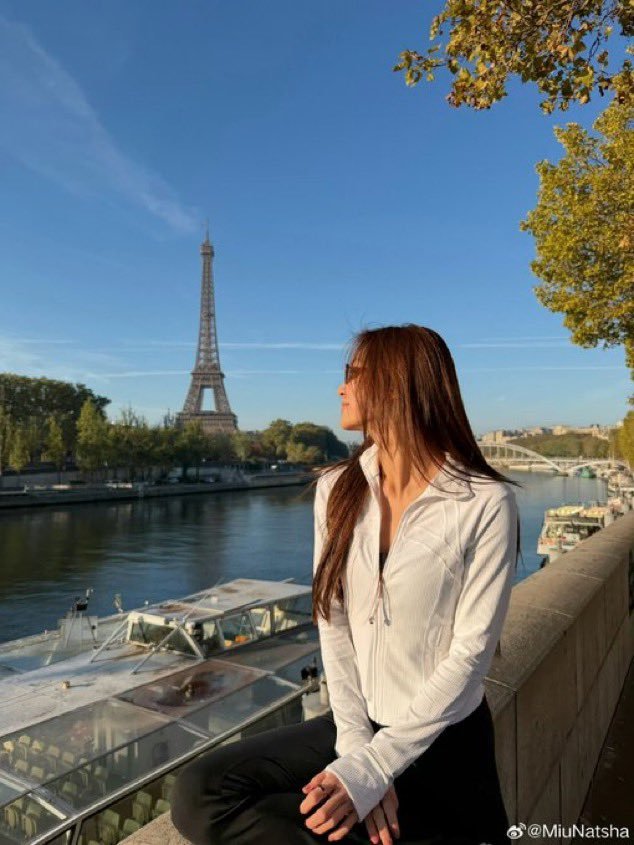 nargiis7's tweet photo. Morning kub🧸

#CHANELSpringSummer 
#CHANEL #PFW 
#CHANELSS27xLenaMiu 
#MiuNatsha https://t.co/Z9UoNzBzj6