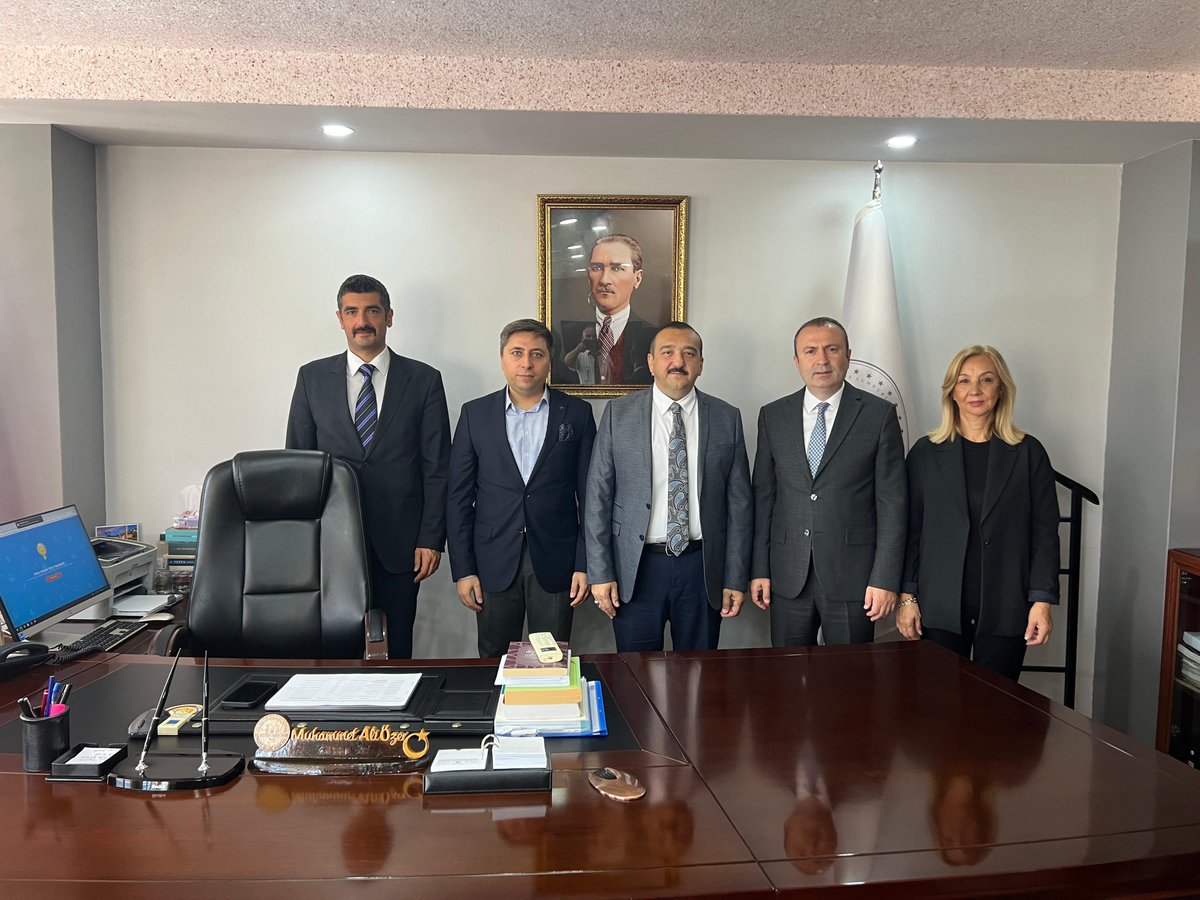 bakirkoymhp's tweet photo. İlçe Başkanımız Sn. Turgut İnan ve Yönetim Kurulu Üyelerimiz, Camiler ve Din Görevlileri Haftası münasebetiyle Bakırköy İlçe Müftümüzü makamında ziyaret ettiler.

Nazik ev sahiplikleri ve kıymetli sohbetleri için İlçe Müftümüze teşekkür ediyor, tüm din görevlilerimize Cenab-ı Allah’tan sağlık, huzur ve görevlerinde muvaffakiyetler diliyoruz.