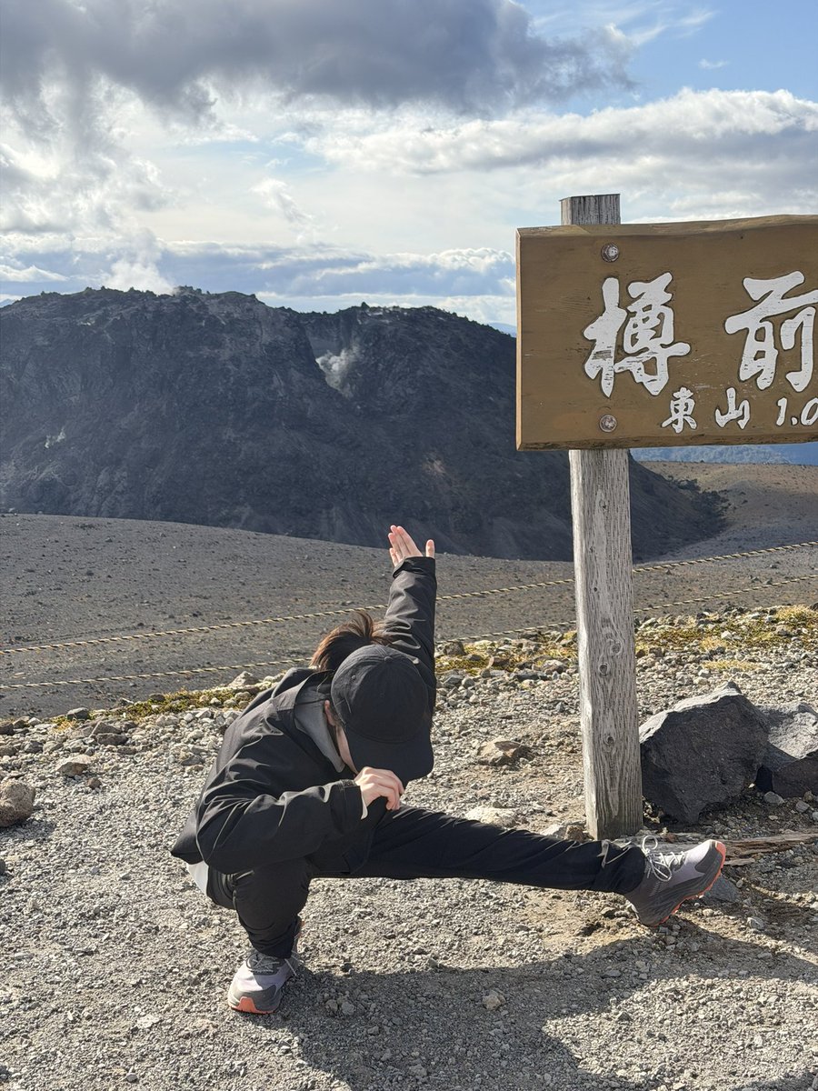 ys11jw's tweet photo. 弾丸❗️初ソロ登山敢行‼️
知らないおじさんに👴「そのポーズかっこいいね〜」って言われちゃった^_^ https://t.co/Gb7o0Boaug