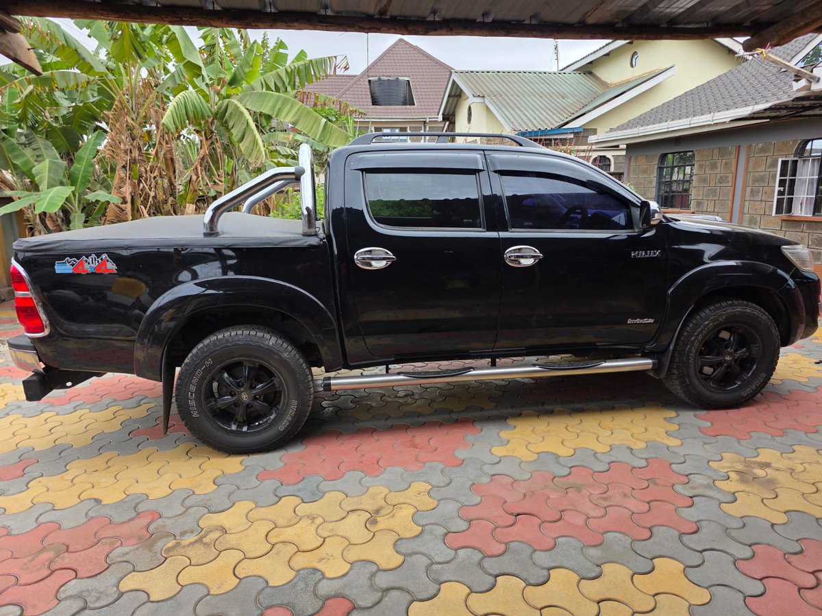 JaMtoka's tweet photo. • 2015 Toyota Hilux D/Cab 🇯🇵
• KSh3.45 Million 
• Fuel Tank: 80L
• 10-12km/litre
• Location: Nairobi 🇰🇪
• +254733665551 — WhatsApp

• 3.0-litre 4-Cyl Turbodiesel (1KD-FTV)
• 171bhp/410Nm
• 5 Speed AT
• 4WD + Low Range Gear Transfer

• 2 Airbags
• 4-Wheel ABS
• Brake Assist
• EBD
• Traction Control System

• Alloy Rims
• Fog Lights 
• Leather Seats
• Wing Mirror Blinkers
• Steel Sports Bar
• Tonneau Cover
