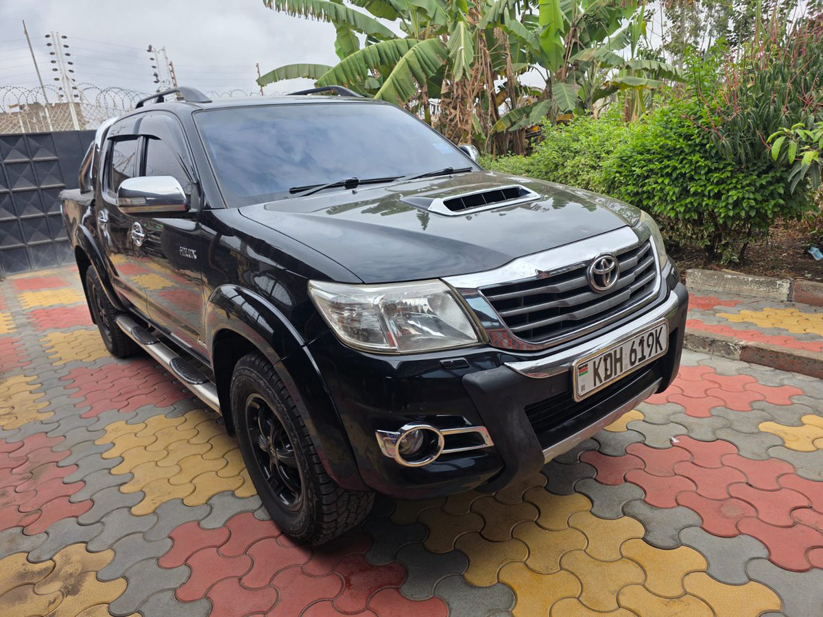 JaMtoka's tweet photo. • 2015 Toyota Hilux D/Cab 🇯🇵
• KSh3.45 Million 
• Fuel Tank: 80L
• 10-12km/litre
• Location: Nairobi 🇰🇪
• +254733665551 — WhatsApp

• 3.0-litre 4-Cyl Turbodiesel (1KD-FTV)
• 171bhp/410Nm
• 5 Speed AT
• 4WD + Low Range Gear Transfer

• 2 Airbags
• 4-Wheel ABS
• Brake Assist
• EBD
• Traction Control System

• Alloy Rims
• Fog Lights 
• Leather Seats
• Wing Mirror Blinkers
• Steel Sports Bar
• Tonneau Cover