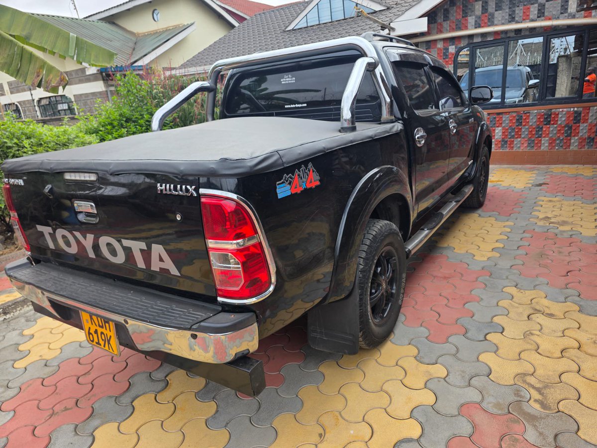 JaMtoka's tweet photo. • 2015 Toyota Hilux D/Cab 🇯🇵
• KSh3.45 Million 
• Fuel Tank: 80L
• 10-12km/litre
• Location: Nairobi 🇰🇪
• +254733665551 — WhatsApp

• 3.0-litre 4-Cyl Turbodiesel (1KD-FTV)
• 171bhp/410Nm
• 5 Speed AT
• 4WD + Low Range Gear Transfer

• 2 Airbags
• 4-Wheel ABS
• Brake Assist
• EBD
• Traction Control System

• Alloy Rims
• Fog Lights 
• Leather Seats
• Wing Mirror Blinkers
• Steel Sports Bar
• Tonneau Cover