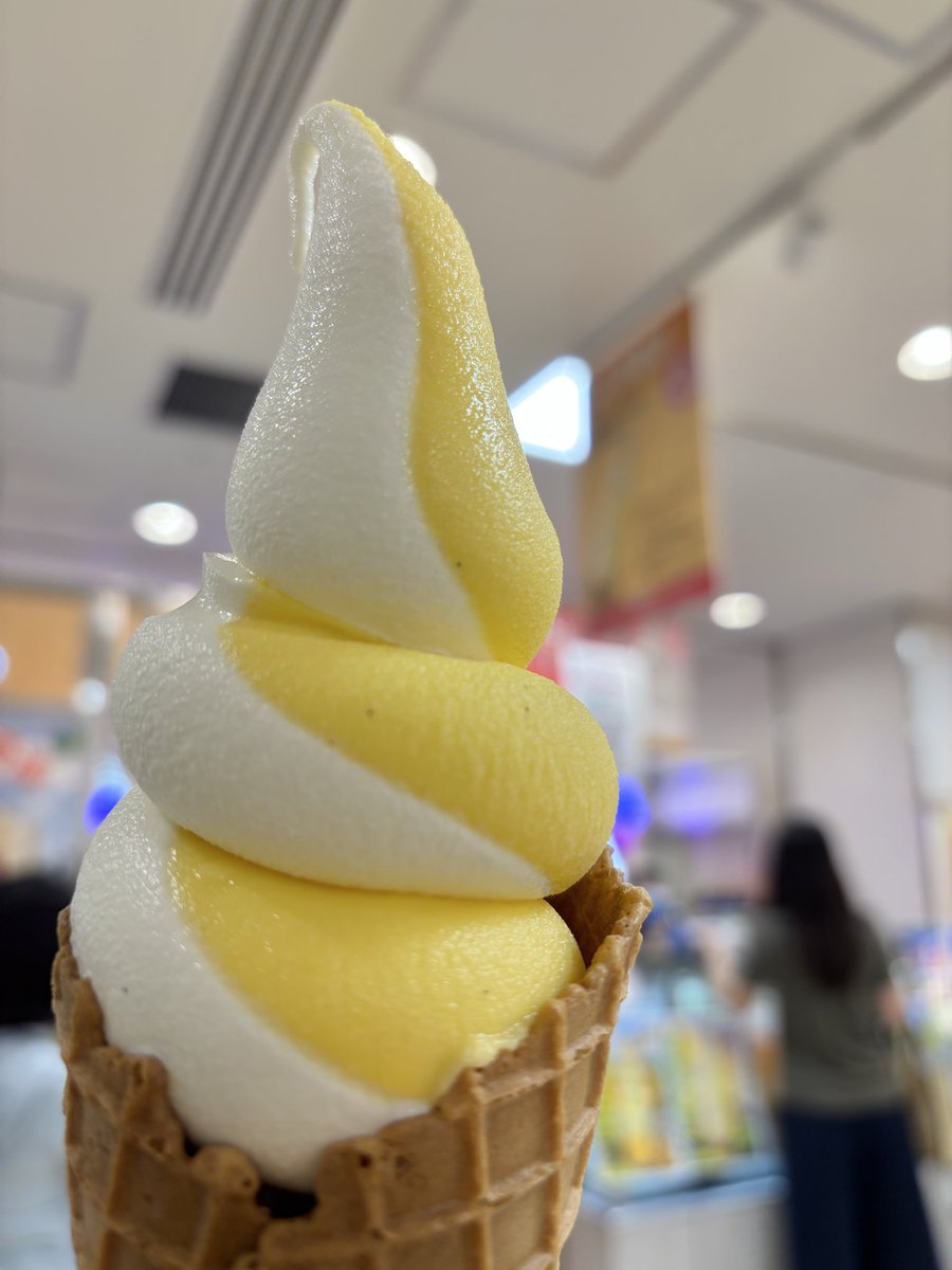 akichang1207's tweet photo. 北海道展でコンポタみたいなソフト食べてる https://t.co/hWXky9I1VV