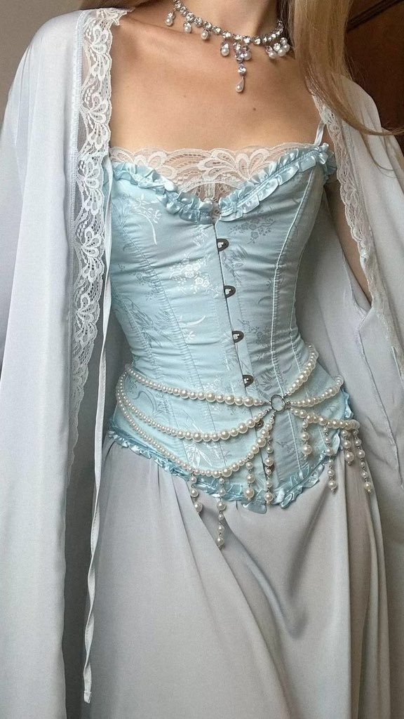 sophiaevaa_'s tweet photo. Romantic Rococo Corsetry https://t.co/Hr6Qd8eSDB