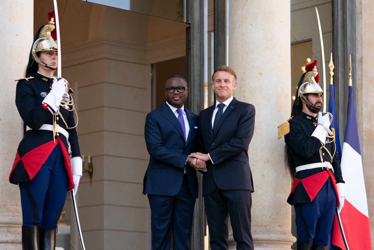 EmmanuelMacron's tweet photo. Heureux d’accueillir le Président du Bénin @WadagniRomuald pour sa première visite en France depuis son investiture.

Le Bénin et la France entretiennent une relation d’amitié, de confiance et d’ambition. Une relation d’égal à égal.

Ensemble, nous voulons créer davantage d’opportunités pour nos jeunesses, renforcer et bâtir des partenariats d’avenir.

C'est dans cet esprit que nous avons échangé hier avec les chefs d'entreprise de l’Africa Forward Impact Coalition qui vise à promouvoir les investissements croisés et les collaborations entre nos entreprises.