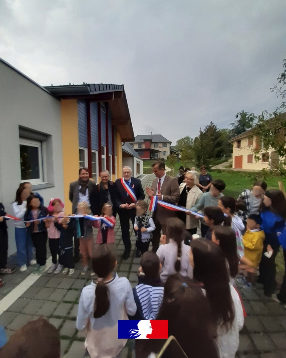 Prefet73's tweet photo. 🏫 #Inauguration | Julien Pailhère, secrétaire général de la préfecture de la Savoie et sous-préfet de l'arrondissement de Chambéry, a inauguré samedi 3 octobre l'école primaire de Montagnole, en présence de Jean-Maurice Venturini, maire de la commune, Corine Wolff, vice-présidente du Conseil départementale et Alexandra Turnar, conseillère régionale.

Lors de son inauguration en novembre 2008, cette école accueillait 39 élèves. Ils sont aujourd'hui 107, de la maternelle au CM2, témoignant du développement de la commune, de son attractivité et de l’arrivée de nouvelles familles. L’école est ainsi passée de 3 à 5 classes, auxquelles s’ajoute désormais une salle d’éveil et le restaurant scolaire a également été adapté à cette évolution.

L’État a accompagné ce projet à travers différentes subventions pour un montant total de 405 000 euros :
✅ une subvention Dotation d’Équipement des Territoires Ruraux (DETR) d'un montant de 235 000 € en 2021 et une subvention Dotation de Soutien à l'Investissement Local (DSIL) d'un montant de 100 000 € en 2024 ont été allouées au projet d'extension ;
✅ une subvention DETR a également été attribuée en 2025 pour un montant de 70 000 € dans le cadre du projet d'aménagement de la cour de l'école avec dés-imperméabilisation des revêtements et végétalisation.

🌿 Ce projet d'extension, au service de l’éducation et de la réussite des enfants, témoigne aussi d’une conception renouvelée de l’aménagement des équipements publics qui répond à un double objectif : amélioration du cadre de vie et adaptation de l’école aux enjeux environnementaux, en limitant notamment les effets des fortes chaleurs et en redonnant davantage de place au végétal.