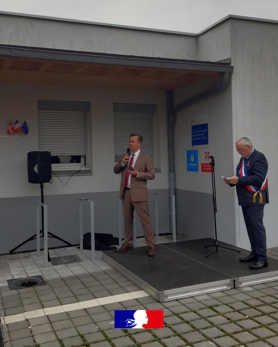 Prefet73's tweet photo. 🏫 #Inauguration | Julien Pailhère, secrétaire général de la préfecture de la Savoie et sous-préfet de l'arrondissement de Chambéry, a inauguré samedi 3 octobre l'école primaire de Montagnole, en présence de Jean-Maurice Venturini, maire de la commune, Corine Wolff, vice-présidente du Conseil départementale et Alexandra Turnar, conseillère régionale.

Lors de son inauguration en novembre 2008, cette école accueillait 39 élèves. Ils sont aujourd'hui 107, de la maternelle au CM2, témoignant du développement de la commune, de son attractivité et de l’arrivée de nouvelles familles. L’école est ainsi passée de 3 à 5 classes, auxquelles s’ajoute désormais une salle d’éveil et le restaurant scolaire a également été adapté à cette évolution.

L’État a accompagné ce projet à travers différentes subventions pour un montant total de 405 000 euros :
✅ une subvention Dotation d’Équipement des Territoires Ruraux (DETR) d'un montant de 235 000 € en 2021 et une subvention Dotation de Soutien à l'Investissement Local (DSIL) d'un montant de 100 000 € en 2024 ont été allouées au projet d'extension ;
✅ une subvention DETR a également été attribuée en 2025 pour un montant de 70 000 € dans le cadre du projet d'aménagement de la cour de l'école avec dés-imperméabilisation des revêtements et végétalisation.

🌿 Ce projet d'extension, au service de l’éducation et de la réussite des enfants, témoigne aussi d’une conception renouvelée de l’aménagement des équipements publics qui répond à un double objectif : amélioration du cadre de vie et adaptation de l’école aux enjeux environnementaux, en limitant notamment les effets des fortes chaleurs et en redonnant davantage de place au végétal.