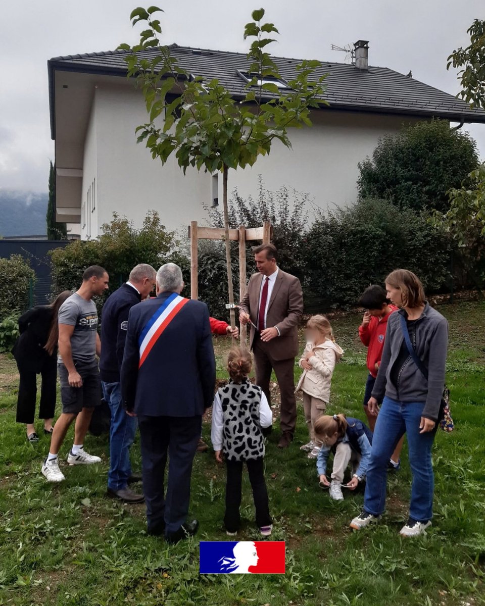 Prefet73's tweet photo. 🏫 #Inauguration | Julien Pailhère, secrétaire général de la préfecture de la Savoie et sous-préfet de l'arrondissement de Chambéry, a inauguré samedi 3 octobre l'école primaire de Montagnole, en présence de Jean-Maurice Venturini, maire de la commune, Corine Wolff, vice-présidente du Conseil départementale et Alexandra Turnar, conseillère régionale.

Lors de son inauguration en novembre 2008, cette école accueillait 39 élèves. Ils sont aujourd'hui 107, de la maternelle au CM2, témoignant du développement de la commune, de son attractivité et de l’arrivée de nouvelles familles. L’école est ainsi passée de 3 à 5 classes, auxquelles s’ajoute désormais une salle d’éveil et le restaurant scolaire a également été adapté à cette évolution.

L’État a accompagné ce projet à travers différentes subventions pour un montant total de 405 000 euros :
✅ une subvention Dotation d’Équipement des Territoires Ruraux (DETR) d'un montant de 235 000 € en 2021 et une subvention Dotation de Soutien à l'Investissement Local (DSIL) d'un montant de 100 000 € en 2024 ont été allouées au projet d'extension ;
✅ une subvention DETR a également été attribuée en 2025 pour un montant de 70 000 € dans le cadre du projet d'aménagement de la cour de l'école avec dés-imperméabilisation des revêtements et végétalisation.

🌿 Ce projet d'extension, au service de l’éducation et de la réussite des enfants, témoigne aussi d’une conception renouvelée de l’aménagement des équipements publics qui répond à un double objectif : amélioration du cadre de vie et adaptation de l’école aux enjeux environnementaux, en limitant notamment les effets des fortes chaleurs et en redonnant davantage de place au végétal.