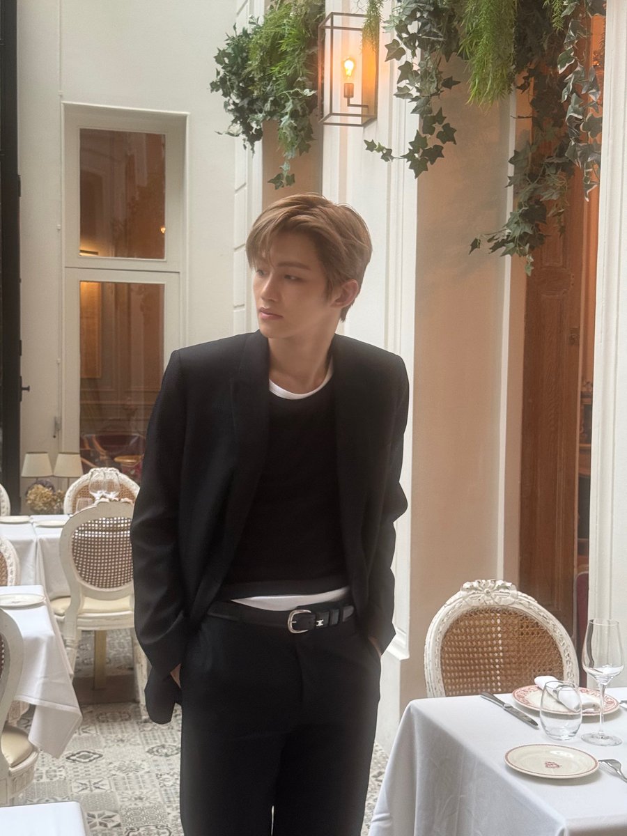 kkuwolgurl2417's tweet photo. คุณชายครับ คุณจูเลียนมารอพบ มีช่อดอกไม้เหมือนมาขอคืนดีนะครับ

นายมั่นใจแล้วหรอ ลองดูดี ๆ คุณจูเลียนของนาย อาจควงหนุ่มน้อย หนุ่มใหญ่มาเย้ยฉันสะมากกว่า คนเจ้าชู้แบบหมอนั่น ไม่มีทางมาคืนดีกับฉันหรอ ฉันขอเอาชื่อตัวเองเป็นประกัน วันไหนฉันกลับไป เลิกเรียกฉันว่า “ฮาเรียล ฮันส์” ได้เลย https://t.co/X5WwbyBpZR