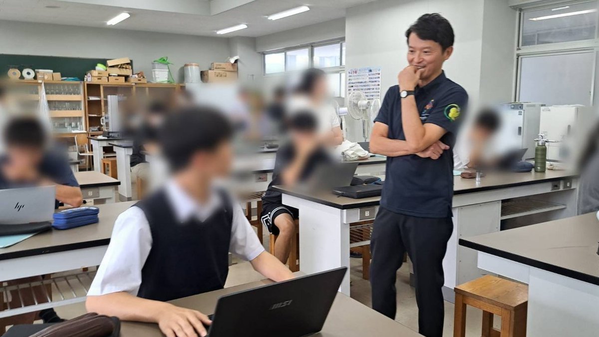 motohikosaitoH's tweet photo. 本日の県議会において、9月補正予算が可決されました。はばタンPay＋第6弾、県立学校へのスポットクーラー設置などの熱中症対策、工業高校等への実習用設備の整備、中小企業の設備投資への支援、特殊詐欺の被害対策など、物価高の影響を受ける県民の家計を支え、未来を担う高校生の学びの環境を充実させる���めの緊急経済対策予算（110億円）です。いずれも、県民の皆さまの暮らしと安全・安心に直結する施策です。県議会のご協力に感謝申し上げます。

今回の補正予算は、財源に国の交付金を活用し、県の一般財源は使いません。財源の確実な確保と必要な施策を両立させた予算です。齋藤県政は着実に前進しております。引き続き、皆さまのご��解とご支援をよろしくお願い申し上げます。

▼令和8年度9月補正予算の概要
https://t.co/poyPTichVh

※写真は県立高校視察時のもの。