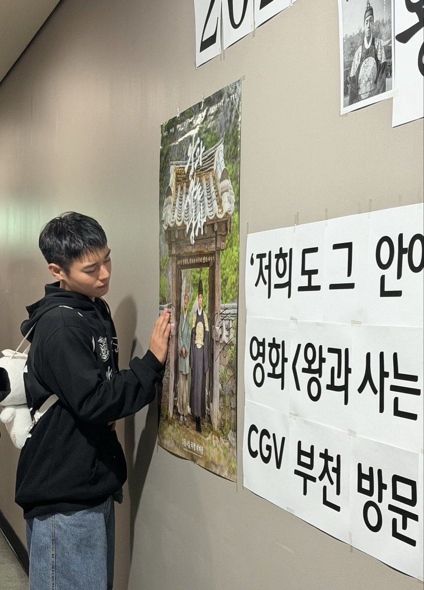 nurroongji's tweet photo. 정말 놀랄만한게 거의 거북이 등껍질 수준으로 인형을 계속 끼고 댕김ㅠㅠㅠ

흥도를 그리워할때도             창문을 볼때도 https://t.co/BJZkkNGjXN