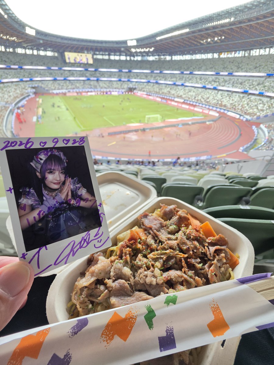 Haru78to's tweet photo. やあ、りんか様!
まさか初めてのいただきますチェキが、スタジアム飯だとは思わなんだろぅ~🙏
#りんか様と世界ギャル化計画 https://t.co/twokBSxpVT