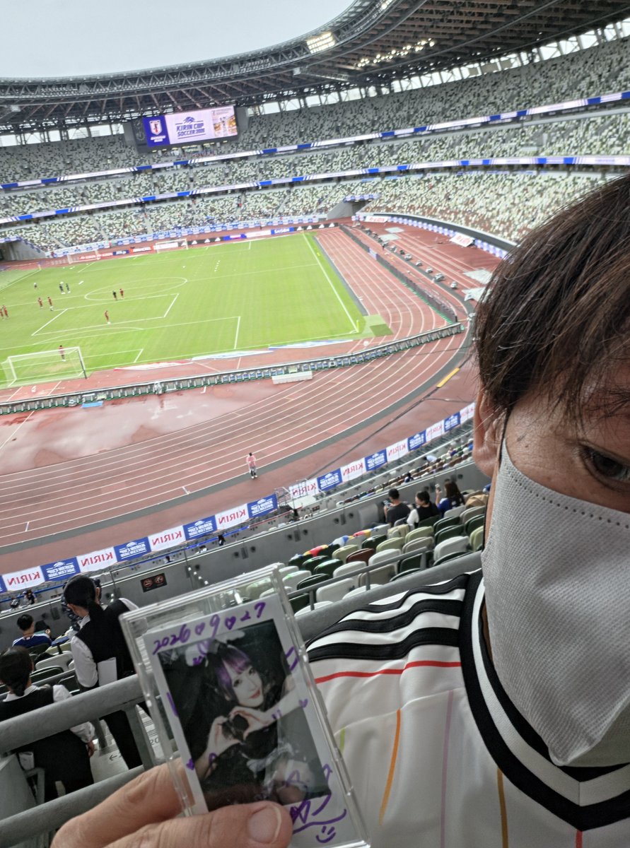 Haru78to's tweet photo. やあ、りんか様!
まさか初めてのいただきますチェキが、スタジアム飯だとは思わなんだろぅ~🙏
#りんか様と世界ギャル化計画 https://t.co/twokBSxpVT