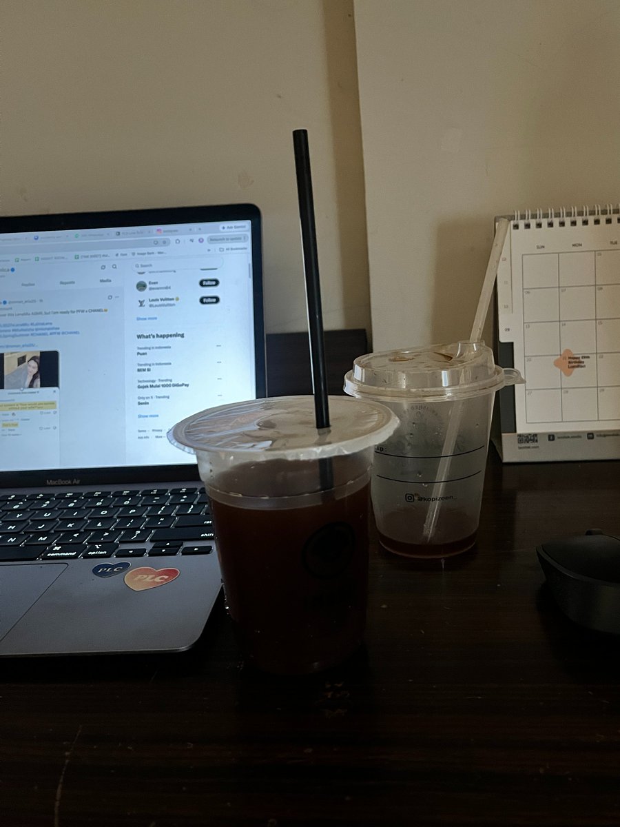 roman_arlo25's tweet photo. @lena__lorena @CHANEL good girl! back to OG coffee, ice americano is the best and healthier~ cheers from me, who’s already had two cups of coffee today ☕️😭

#CHANELSS27xLenaMiu #LalinaLena #ลีน่าลลินา #CHANELSpringSummer #CHANEL #PFW
@lena__lorena
@CHANEL https://t.co/HwO1lD8wc4