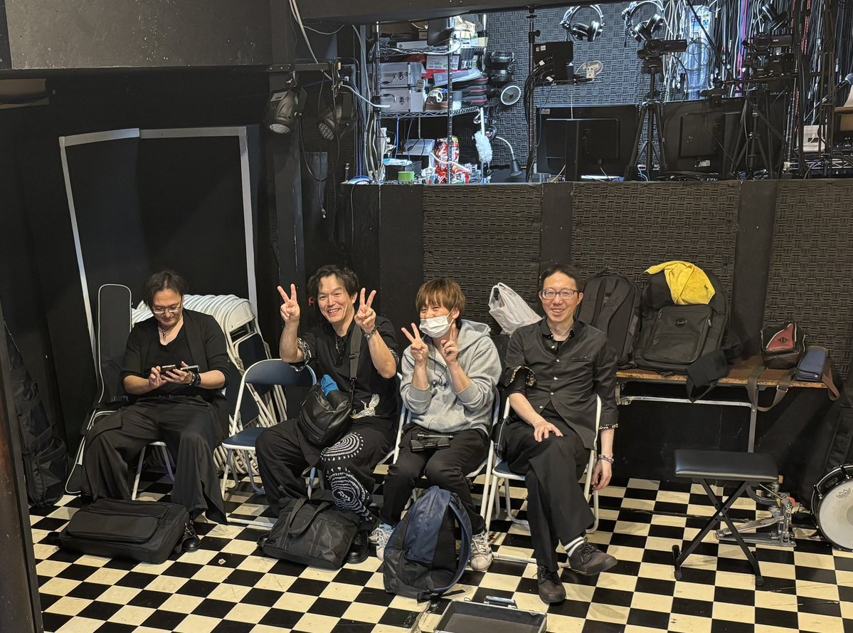 takumilan11's tweet photo. G6ファンの皆さん、とても貴重なリハ前にリラックスする野生のG6になりますのでご納めください🙇🏻
楽屋であんなに緊張してたタクミ君がステージに立ったら、圧巻のステージ���グ見せつけるのはずるいと思う😁
初対バンありがとうございました!
#VisualRavenNight
#G6 https://t.co/DGhJDEIEvC