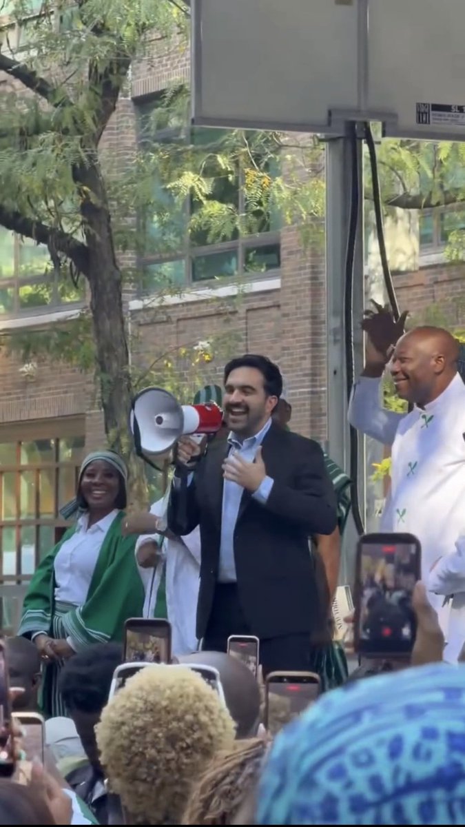 AfricaFactsZone's tweet photo. New York City Mayor, Zohran Mamdani joined the Nigerian Independence Day Parade in Manhattan, USA.

He also talked about how much he loves Afrobeats, saying he is a fan of Runtown and Patoranking. https://t.co/VfPdl3YRC2