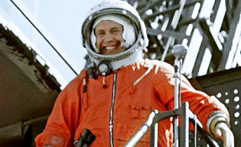 Russia's tweet photo. 👨‍🚀 #OTD in 1930, the4️⃣th Soviet cosmonaut Pavel #Popovich was born.

In 1962, he piloted #Vostok4 alongside Andriyan #Nikolayev aboard #Vostok3 on the first group spaceflight.  

🎶 #DYK they sang over the radio between their spacecraft – the first musical performance in space! https://t.co/iN1yu2VysP