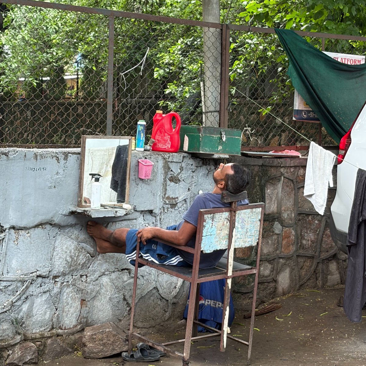 guan99's tweet photo. A modern hairdresser in old-school Delhi. https://t.co/TxdHpLh0OE