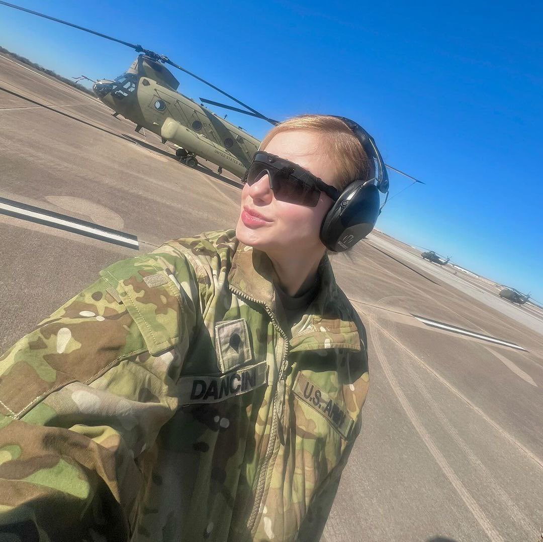 ____a107's tweet photo. Not just a selfie… a moment of duty and pride https://t.co/6rDQ6Ej32w