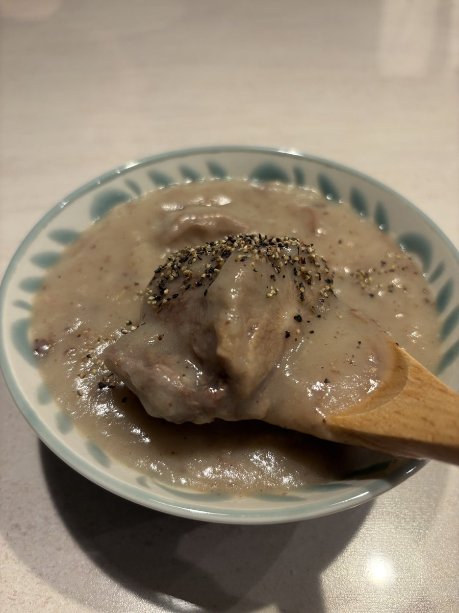 uenookachi's tweet photo. 上野ホルモンで購入したタンシチューが美味すぎる。（構文ではなくほんとに美味い）

ほろほろのとろける牛タンが贅沢にゴロゴロ入って800円（※定価は950円）はネ申。

洋食屋さんでいただいたたら〜3,000円くらいするんちゃうかなあのインパクト。

濃いめの味つけは酒のアテにも、ご飯のおかずにも最適だ。