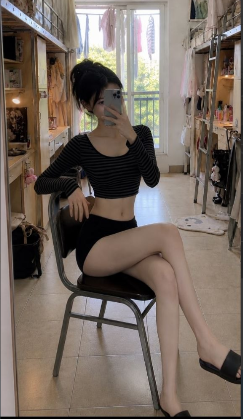 RobertAdams1160's tweet photo. 本人19岁            
是高三女学生      
日常除了在遛猫就在追动漫         
不知道会不会有男生加v跟我聊天🥹              
 是本人。 真的是本人 https://t.co/eGKdtduS3G