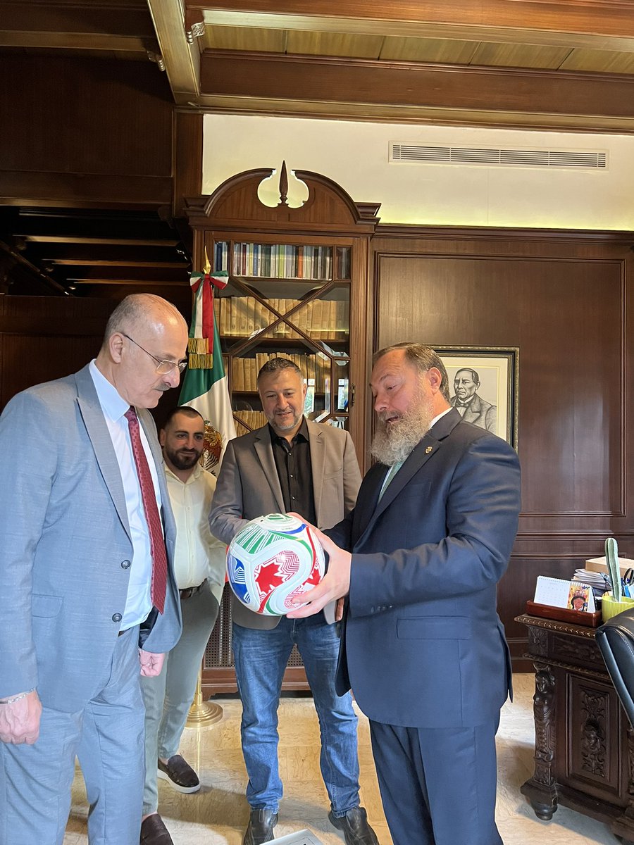 EmbaMexLb's tweet photo. El Embajador de México, Francisco E. Romero Bock, sostuvo un encuentro con el Diputado Dr. @Bilalabdallah18 , durante el cual intercambiaron puntos de vista sobre los históricos vínculos entre 🇲🇽 y 🇱🇧, así como sobre las relaciones culturales y los lazos entre ambos pueblos. https://t.co/3pmYJ5x2PX