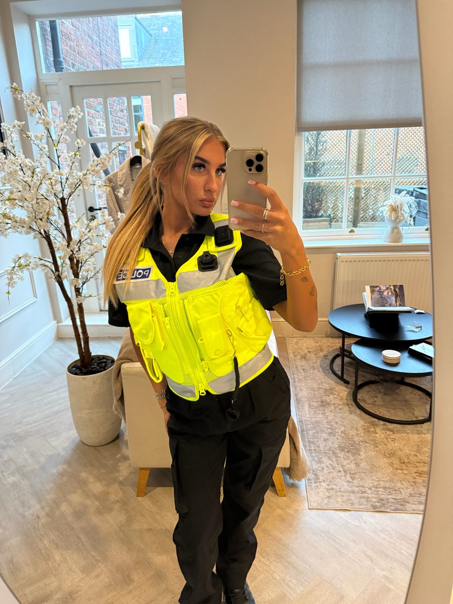 copmegxo's tweet photo. Selfie before work 😘 https://t.co/YiUBNtLbb7