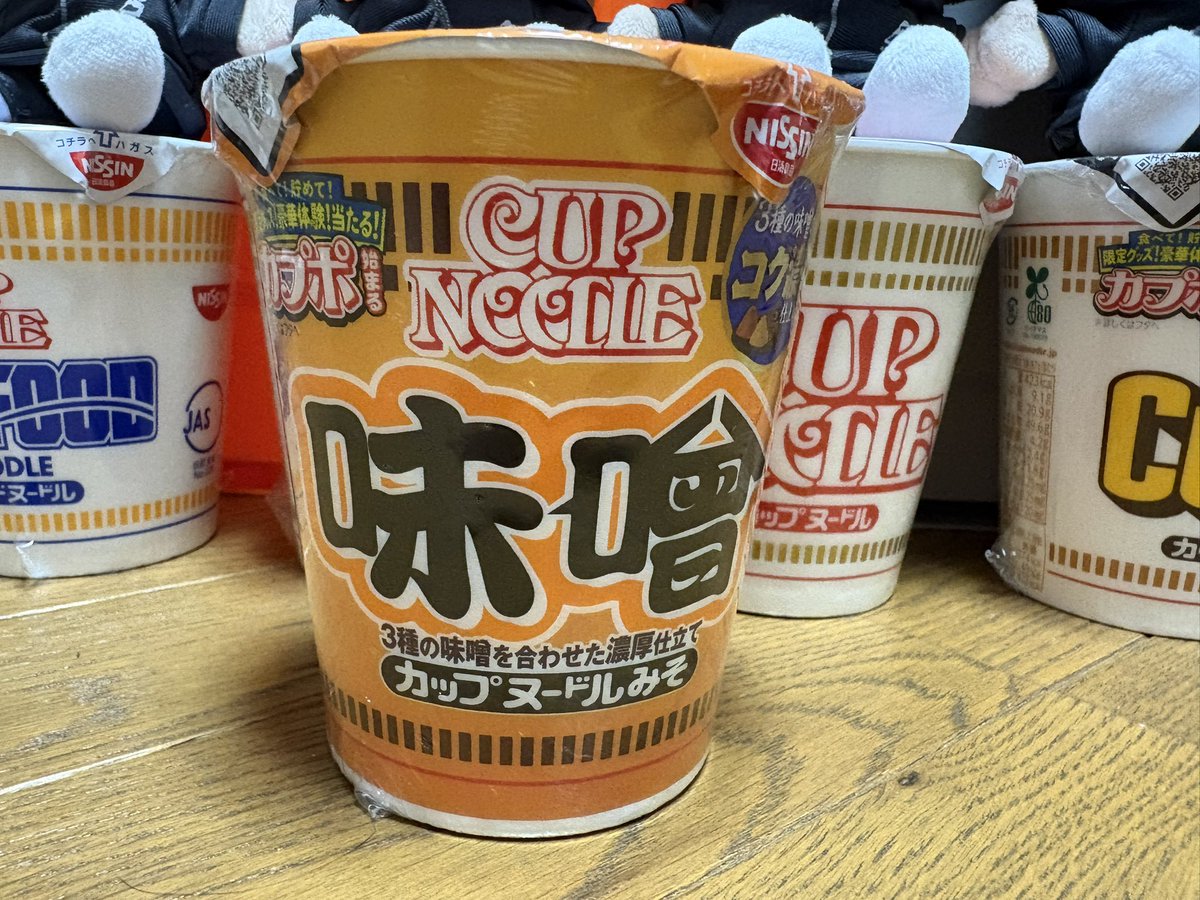 nao_Juttan_ST's tweet photo. ほんとこの人たちさ〜ぁ〜
すーぐお手手繋いじゃうからさ〜ぁ〜
可愛いすぎるってば💙💛❤️🩷️🖤💚

もうぽまえらの🪑これでいいよな🍜

てか味噌食べたことある人教えて〜‼️

#カプポ
#SixTONES https://t.co/gLaa8ZOmkn
