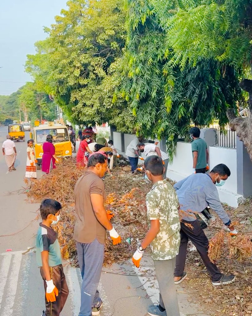 SalemDRM's tweet photo. From messy to spotless! 💪🧹

Incredible volunteers from GEN-S cleaned Salem Town Railway Station along with SC/MC Commissioner on-site with Mission: CLEAN SALEM. 

Let's make cleaning a habit, not just an event. https://t.co/T9njhxnzAX