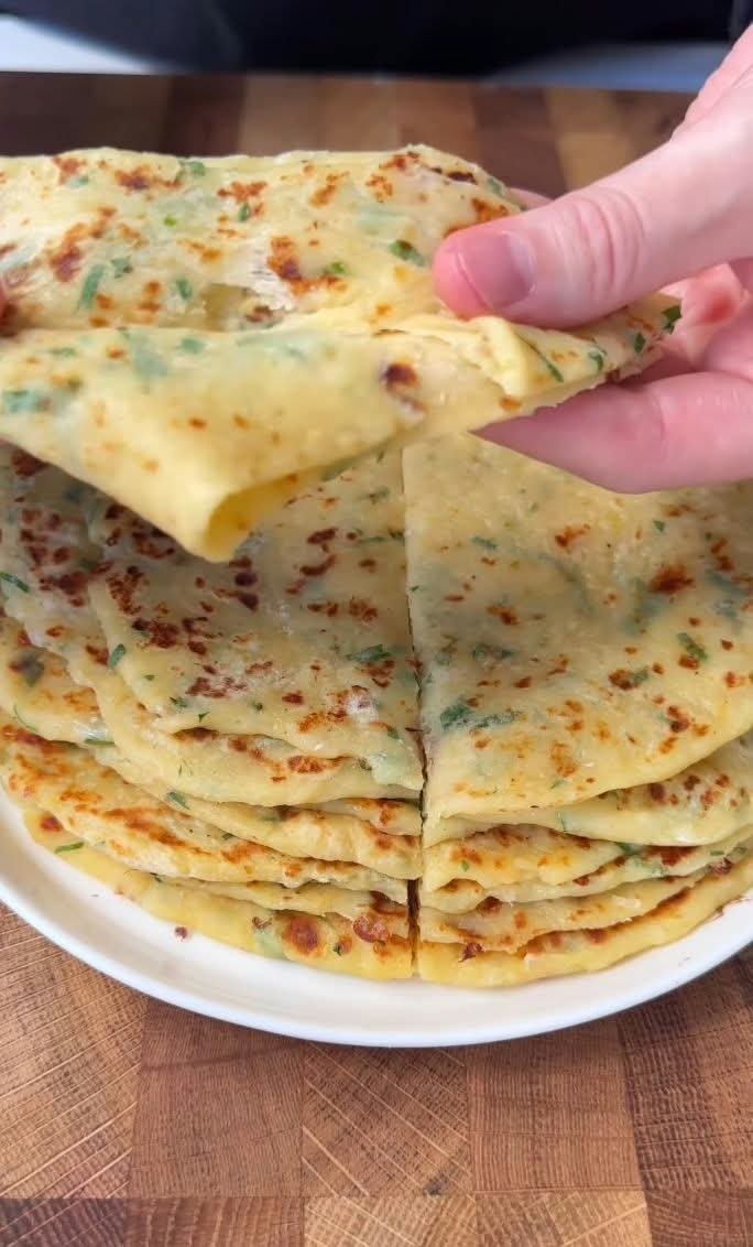 F_Helio6's tweet photo. AKU DOAIN YANG SHARE RESEP INI REZEKINYA GAK PUTUS-PUTUS 😭🙏🏻

Kentang + keju ternyata sesimpel ini bikinnya tapi hasilnya lembut bangettt. 🤌🏻Bagian luarnya agak kecokelatan, dalamnya lembut, terus kalau kejunya dibanyakin tuh lumer pas masih panas 😭🧀

Kayaknya ini cocok banget buat sarapan, temen ngopi, atau sekadar cemilan pas lagi mager.