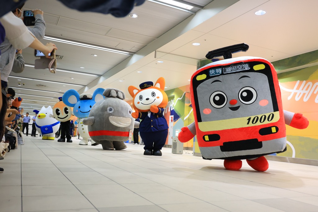 keikyunofficial's tweet photo. 「横浜えきまつり」で横浜駅を走る6社局の鉄道キャラクターが大集合✨🚃

たくさんのお友だちが「けいきゅん！」って呼んでくれて、とってもうれしかったきゅん😊

会いに来てくれたみんな、ありがと～！
また一緒に楽しい思い出をつくろうね🎶 https://t.co/VbVGvc2dyk