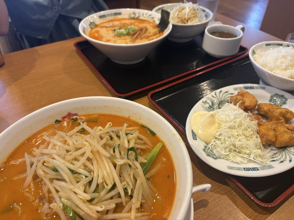 Akaminithm2's tweet photo. 日高屋
秘伝の辛味噌と辛とんこつ？？
俺がどうしても唐揚げ食いたくて唐揚げとご飯食ったってハナシ https://t.co/DZ2TKtXrZT