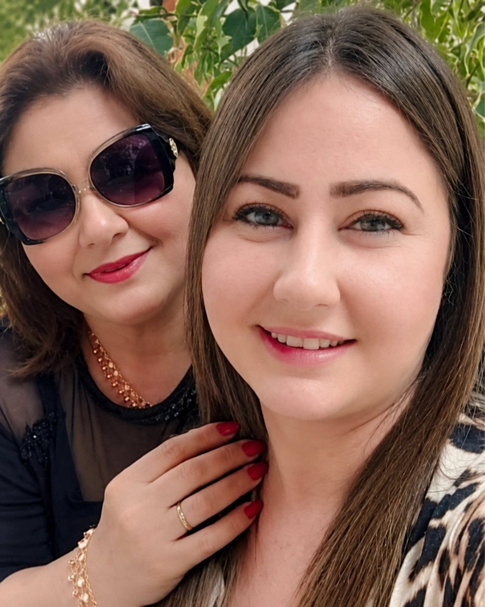SOSCdOrient's tweet photo. 🔴☦️« Aujourd’hui est sans doute le pire jour de ma vie. J’ai perdu ma mère et ma grand-mère. »

Dans la nuit du 2 au 3 octobre 2026, Maysa Abu Daoud, 56 ans, et sa fille Mary Najjar, 36 ans, deux chrétiennes palestiniennes de la communauté grecque-orthodoxe de Gaza, ont été tuées dans une frappe aérienne israélienne contre un immeuble résidentiel du quartier de Rimal, à Gaza.

 « A 1h30 du matin, la maison où se trouvaient ma mère et ma grand-mère a été bombardée. Une frappe directe, trois missiles tirés par des F-16 », a raconté Fouad Al-Najjar, 14 ans, fils de Mary et petit-fils de Maysa. « Dans chaque famille, il y a un martyr ou un blessé. »

Maysa et Mary étaient fidèles de la paroisse grecque-orthodoxe Saint-Porphyre. Toutes deux consacraient également une partie de leur temps à venir en aide aux paroissiens et aux familles déplacées réfugiées dans l’enceinte de l’église catholique de la Sainte-Famille.

La frappe a touché le rez-de-chaussée de l’immeuble Al-Asala, près du rond-point Haidar, dans l’ouest de la ville de Gaza. Cinq Palestiniens ont été tués, dont quatre femmes, et plusieurs autres personnes ont été blessées. Selon les informations rapportées par Vatican News, l’armée israélienne visait Ali al-Amoudi, un responsable du Hamas, qui n’aurait finalement pas été atteint.
Le 3 octobre, les cercueils de Maysa et Mary ont été conduits jusqu’à l’église grecque-orthodoxe Saint-Porphyre de Gaza, où leurs funérailles ont été célébrées par Monseigneur Alexios, archevêque grec orthodoxe de Gaza et de l’archimandrite Silas, curé de la paroisse.

Le même jour, le cardinal Pierbattista Pizzaballa, patriarche latin de Jérusalem, a exprimé sa « profonde douleur » devant leur mort. Au nom du Patriarcat latin, de son clergé et de ses fidèles, il a présenté ses condoléances aux familles des deux femmes ainsi qu’à toute la communauté chrétienne de Gaza, demandant au Seigneur de leur accorder réconfort, force et consolation.

Leur mort frappe une nouvelle fois une communauté chrétienne de Gaza désormais réduite à moins d’un millier de personnes, profondément éprouvée par près de trois années de guerre.

Que le Seigneur accueille Maysa et Mary dans son infinie miséricorde et leur accorde le repos éternel. Prions également pour toutes les victimes du conflit, pour la communauté chrétienne de Gaza et tout particulièrement pour Fouad et sa famille, afin que le Seigneur les accompagne dans cette terrible épreuve et leur apporte consolation et paix.
 
📸Mohammed Al-Qumsan, Khames Alrefi, Saeed Jaras, Ali Jadallah

#gaza #israël #palestine #chrétiensdorient #orthodoxe #easternchristians